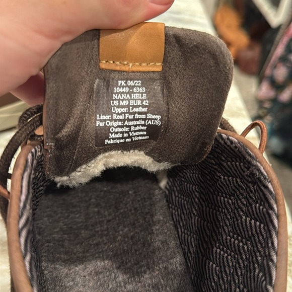 Great condition Olukai chuckas. Minimal scuffing and odor free. Nana Hele sz 9 - Picture 7 of 8